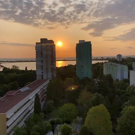 Zornitsa With Sea View And Free Parking Appartamento